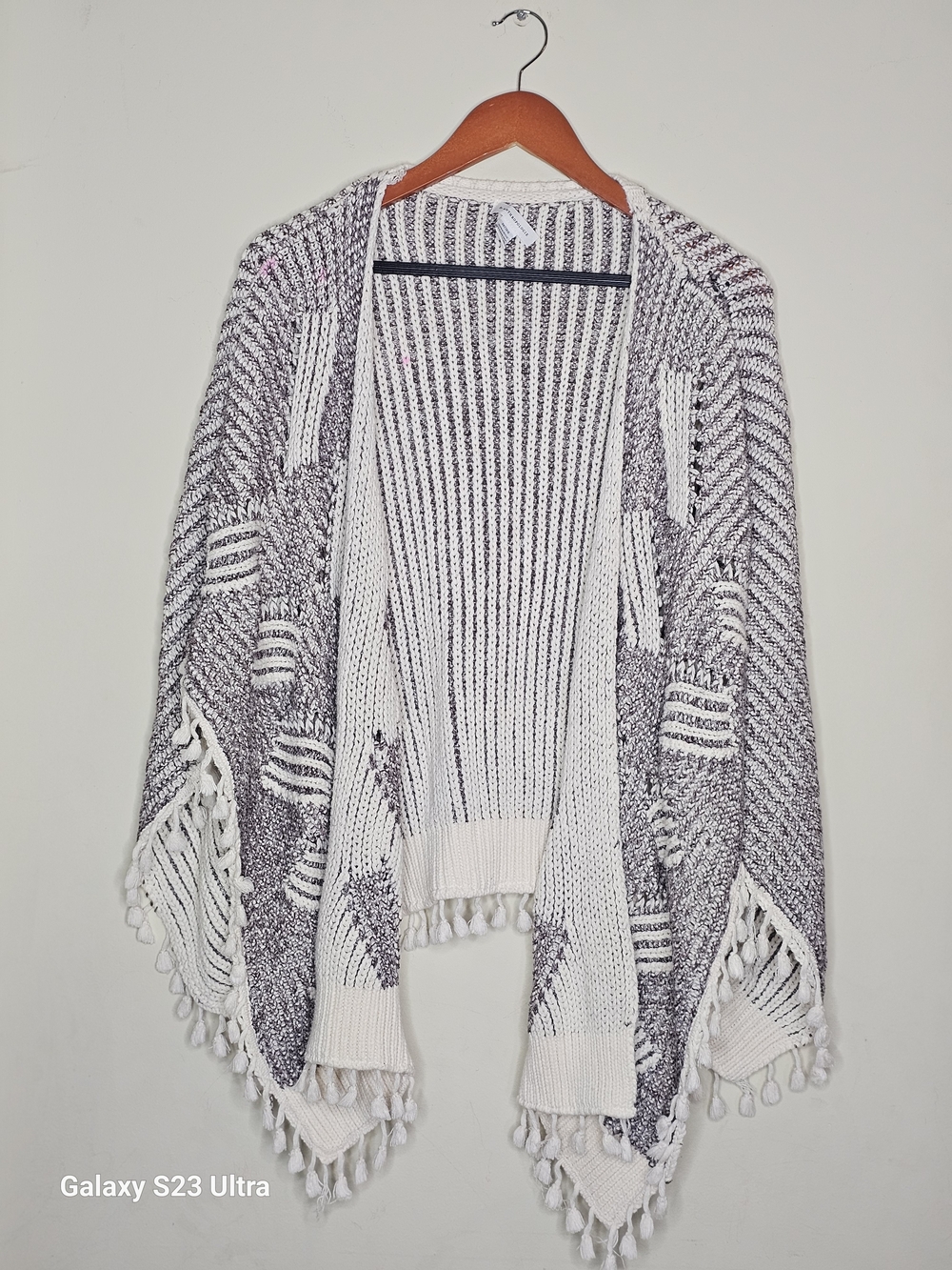 Cozy Open-Front Fringe Knit Sweater - White and Gray